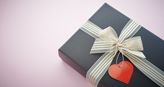 婚約指輪のお返しの相場はいくら？