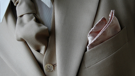 婚約指輪のお返しにスーツを贈る