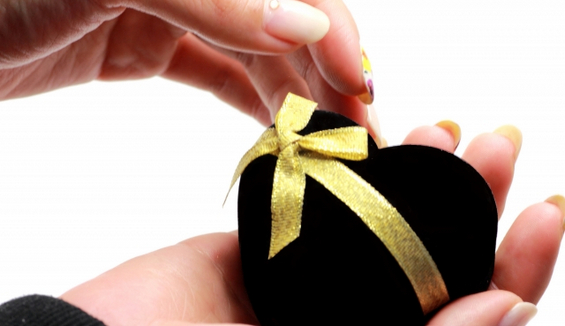 なぜ婚約指輪を贈るのか