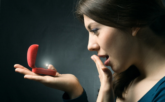 なぜ、女性はダイヤモンドリングに心を奪われてしまうのでしょうか？