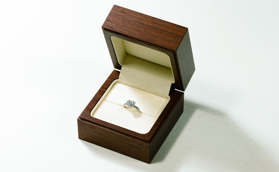 身に着けないときは、ジュエリーボックスで保管