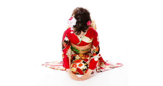 お辞儀をする女性