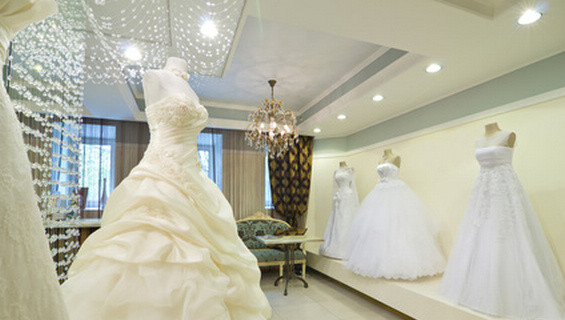 買うか、レンタルか、自分にあったドレスの入手方法を決める